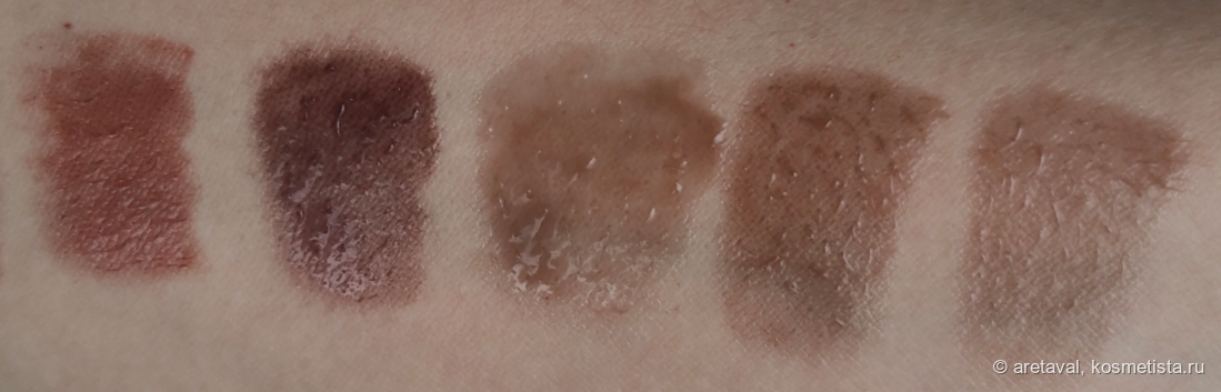 Слева направо: 1) Love Generation Wet Dream 09; 2) Influence Beauty Glow Injection 10; 3) Shik Total Repair Balm 05 Syrup; 4) Shik Lip Gloss Care Intense 08 Brown Sugar; 5) Heart Percent Dote On Mood One Way Glowy Tint в оттенке 08 Earthy Brown. Естественный свет