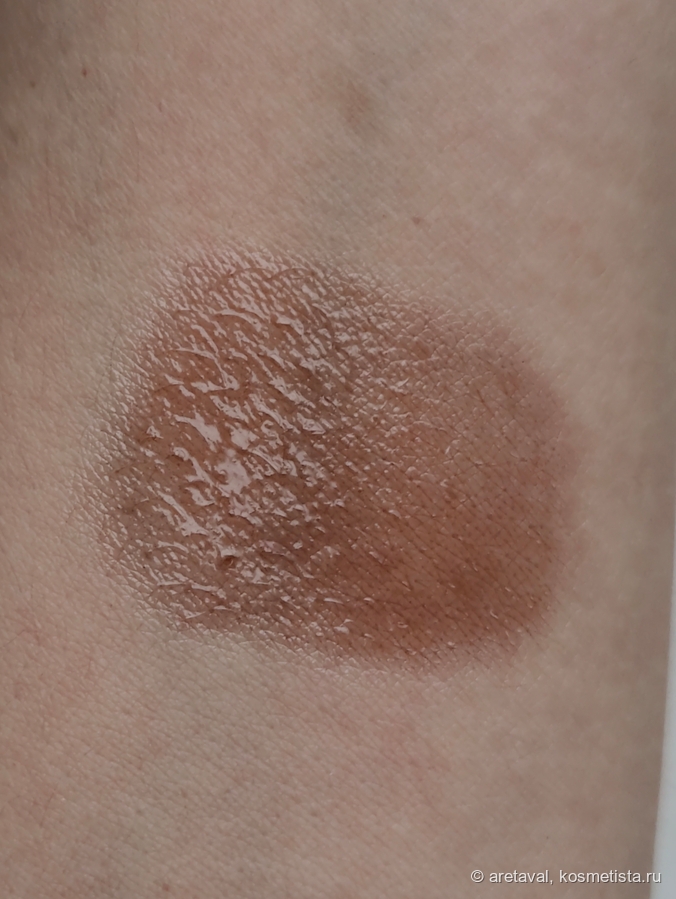 На руке, естественный свет