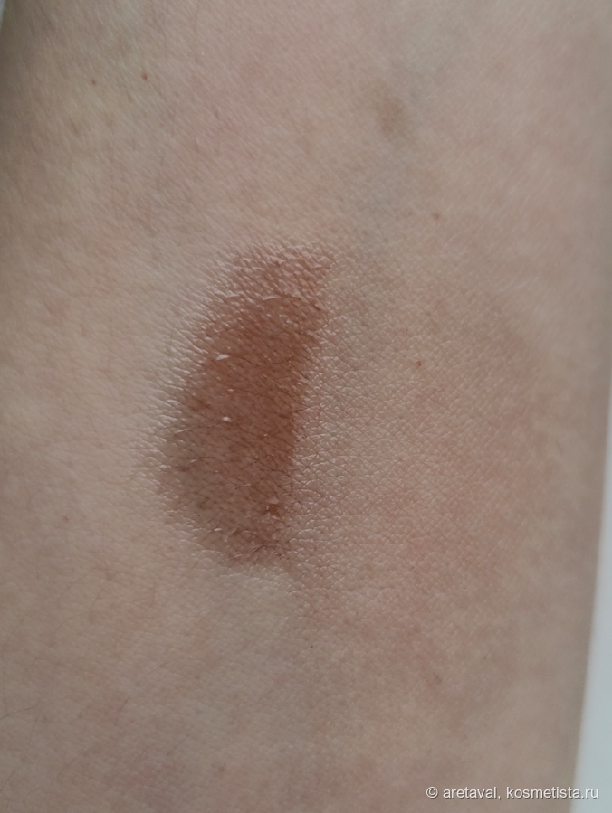 На руке, чать стерла салфеткой, естественный свет