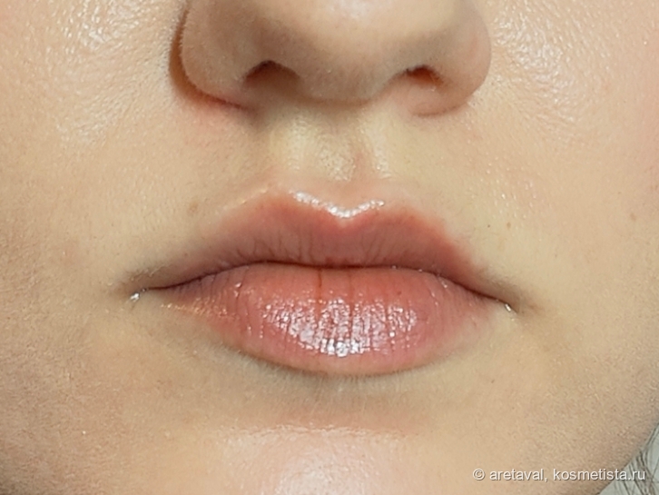 Промокнула салфеткой, искусственный свет