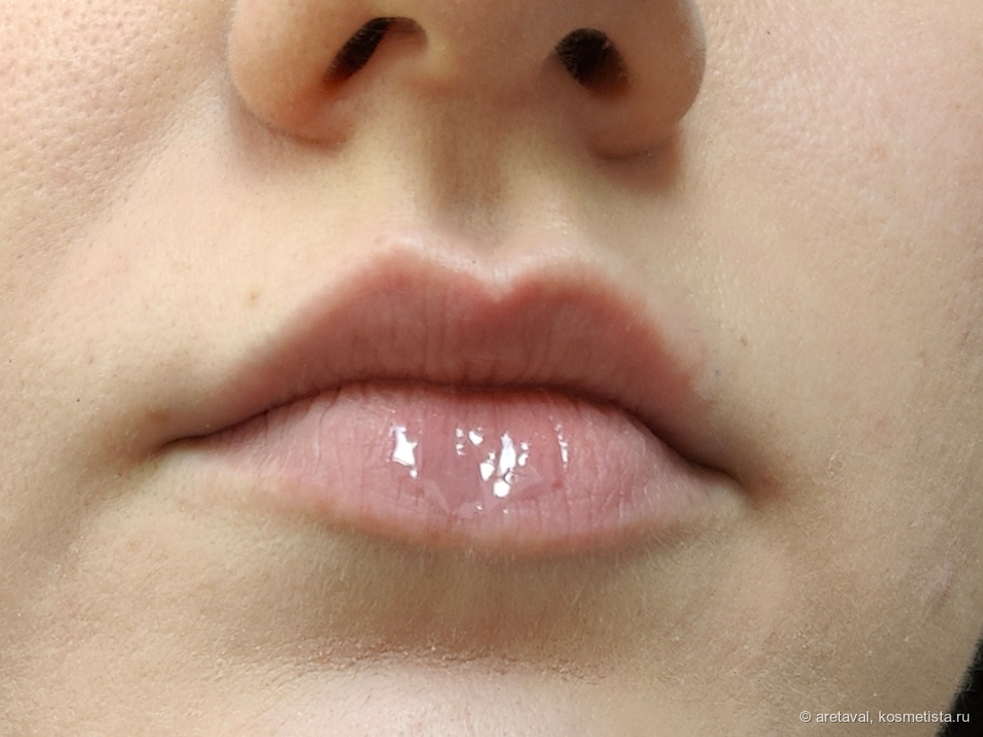 Нанесла капельку на нижнюю губу. Дневной свет