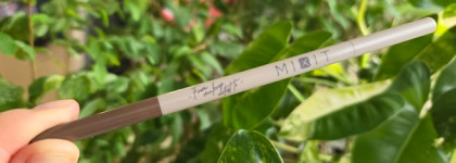 Лучший автоматический карандаш от Mixit для ежедневных идеальных бровей. Make Up Perfect Slim Line Eyebrow Pencil в оттенке 03 Medium Brown