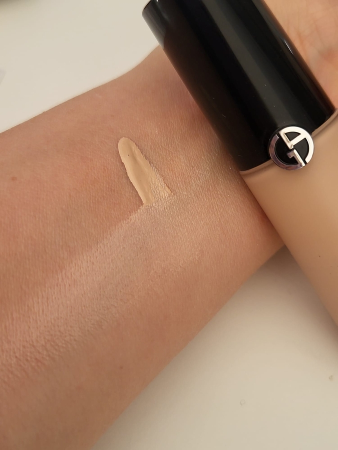 Armani Luminous silk 3.75 concealer. У него нейтральный и больше холодный оттенок, но на фото он хочет быть желтком.