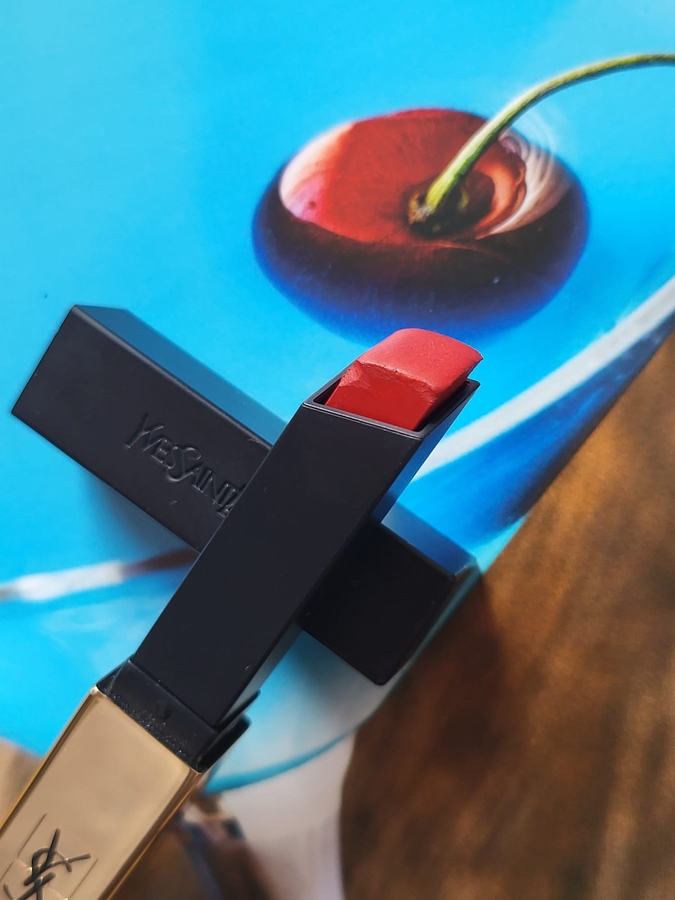 YSL The Slim lipstick в оттенке 09 Red Enigma