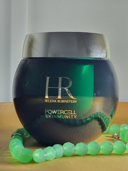 На свету в темном изумруде стекла просвечивает белый пластиковый рефил