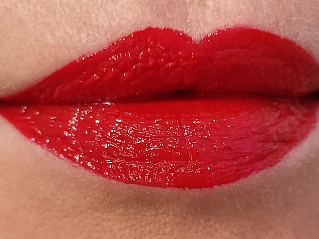 Нанесено спонжиком без карандаша. При электрическом освещении.