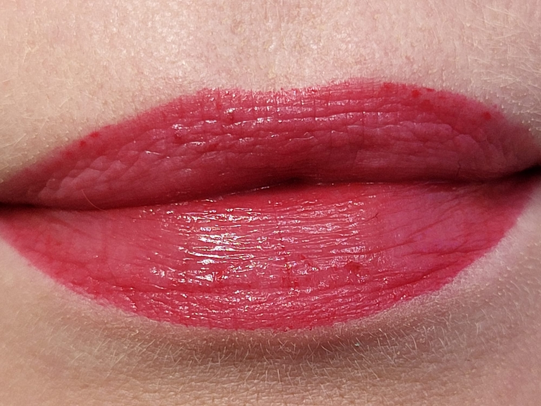 После снятия помады салфеткой. Контур до сих пор ровный, но тинт западает в сухих участках губ.