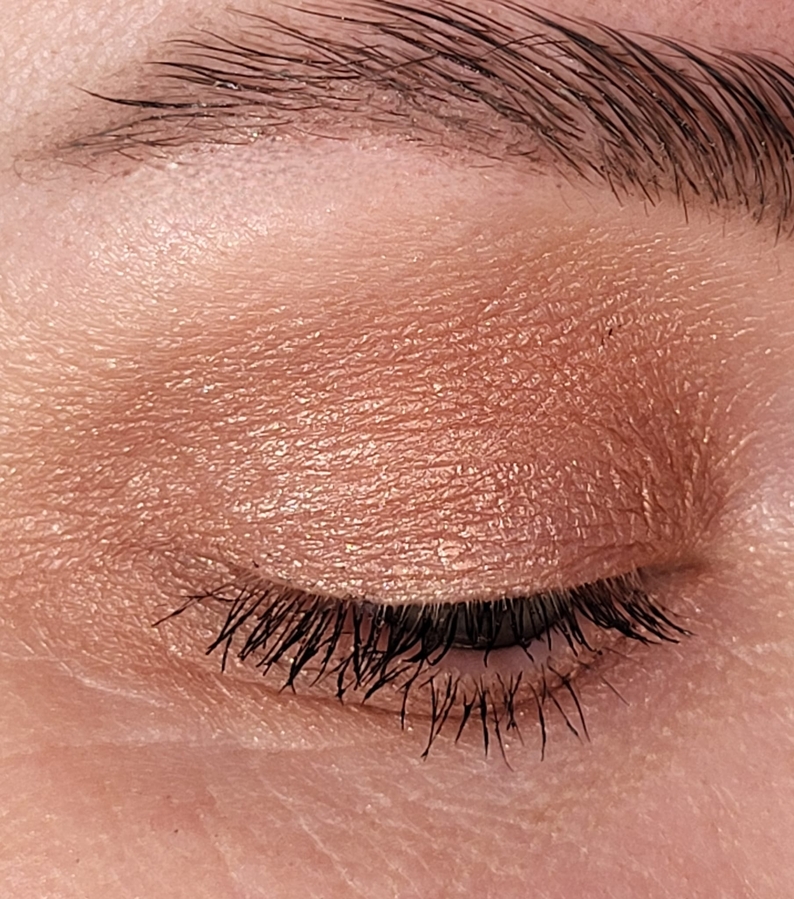 У окна при дневном свете