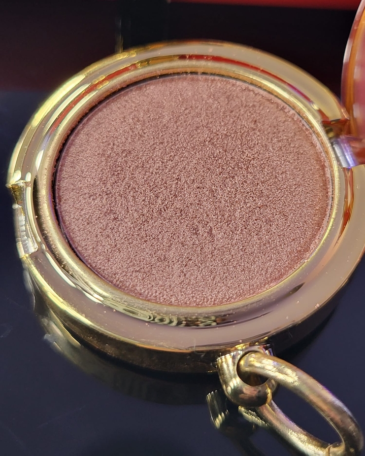 Общий вид теней в упаковке. Поверхность выглядит песочной, шершавой, на на самом деле тени мягкие.