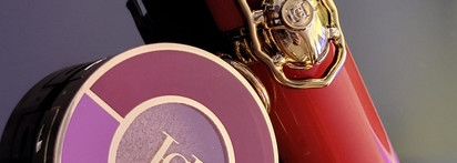 Дуэт для ежедневного макияжа от Carolina Herrera помада Good girl The lip liquid vinyl 310 Carolina и тени Chic Metallic mono eyeshadow 09 Nectar