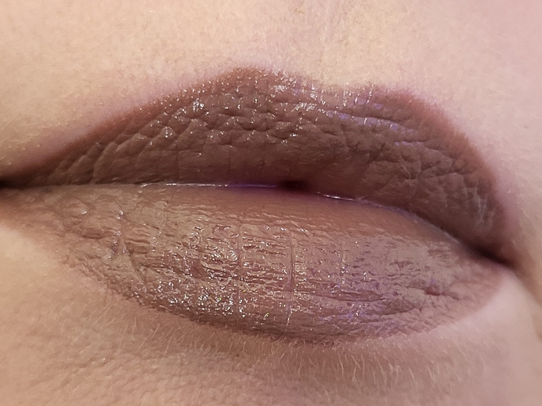 Дневной свет в глубине комнаты.