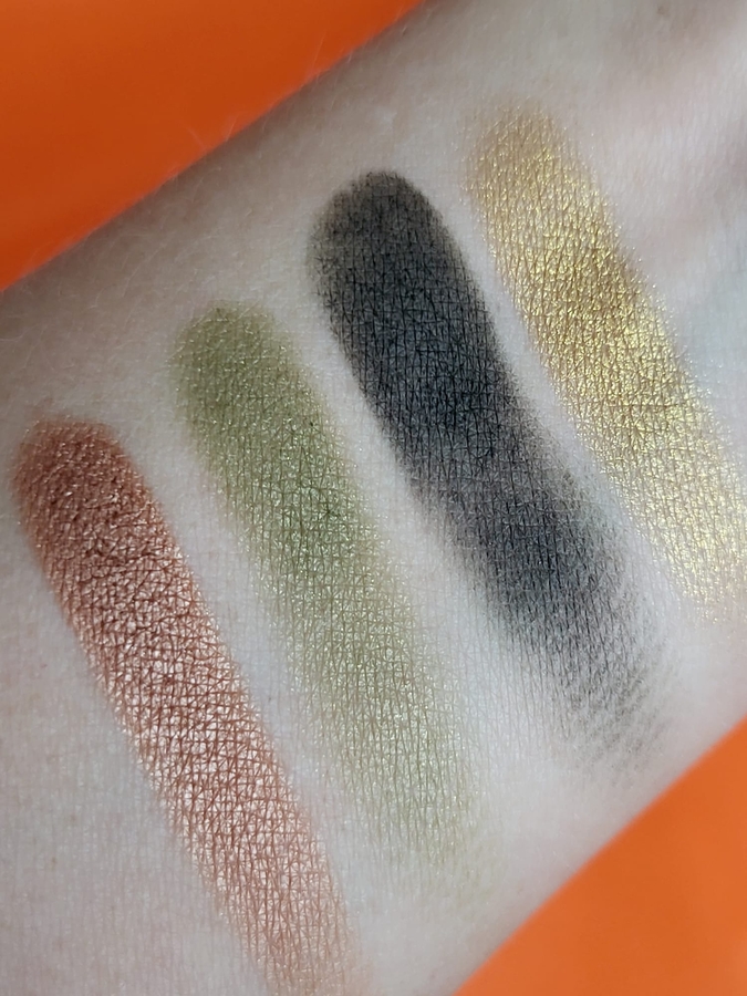 Свотчи при естественном освещении в глубине комнаты. Темно-зелёный выглядит темно-серым и унылым.