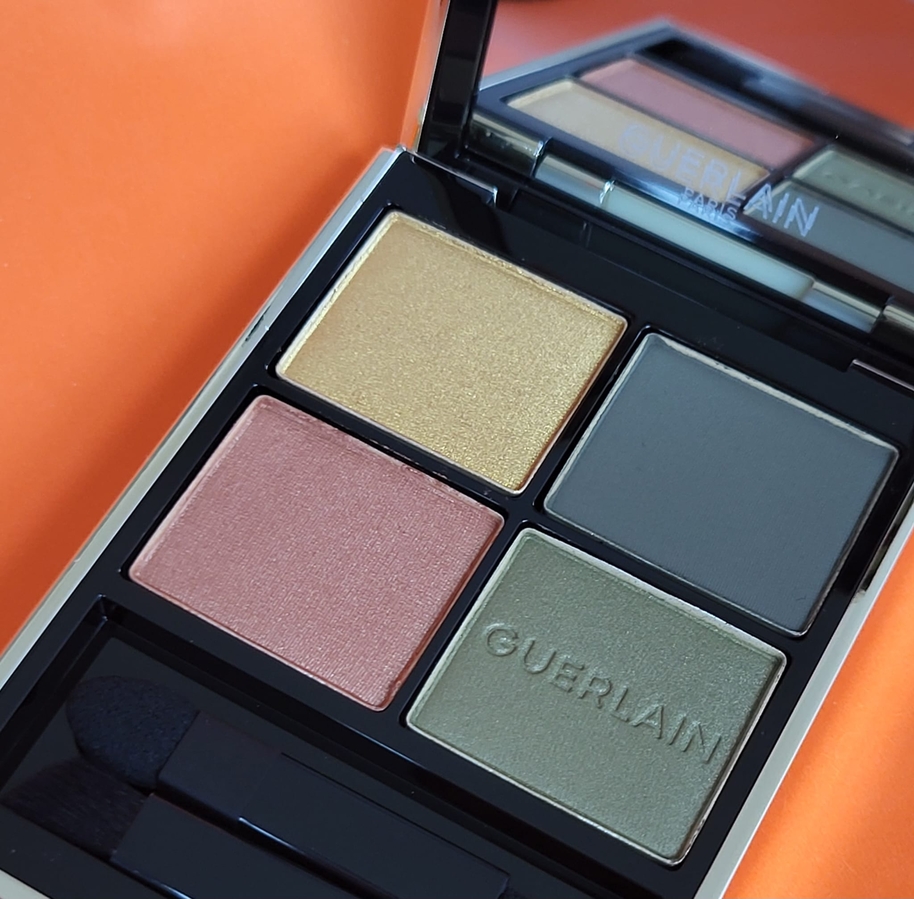 Освещение дневное в глубине комнаты.