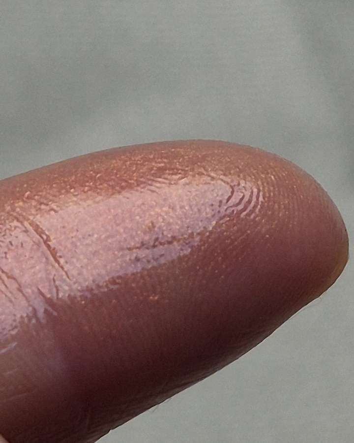 Он сглаживает словно это водная гладь. Также видны блёстки, о существовании которых не задумываешься после нанесения. Они не мигрируют, не остаются вокруг губ, просто тихо исчезают.