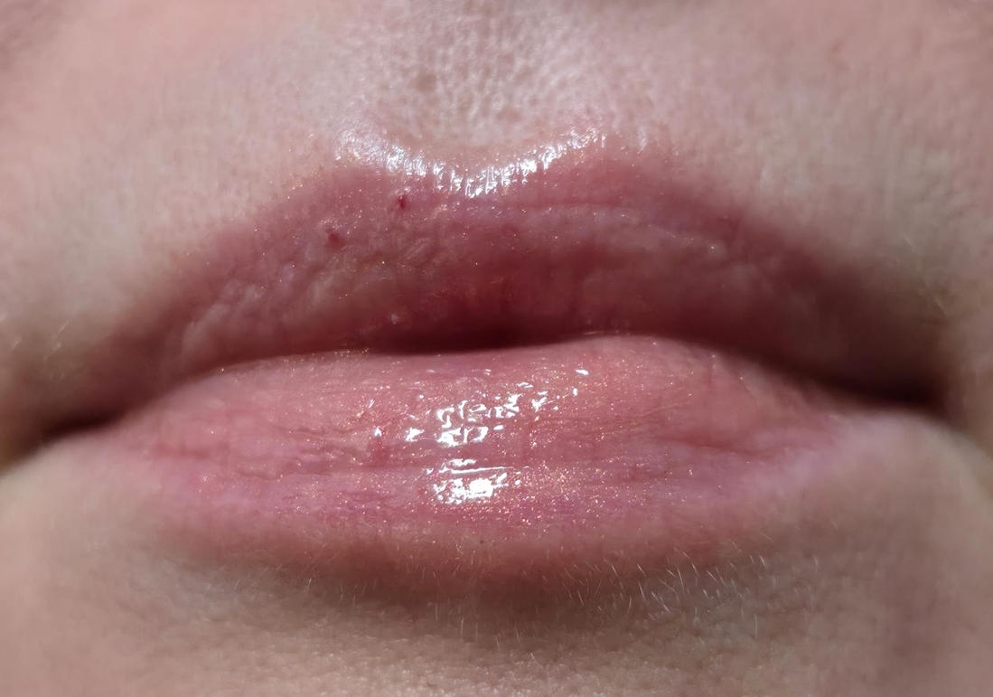 А еще бальзам блестит. При естественном освещении у окна виден этот глянец.