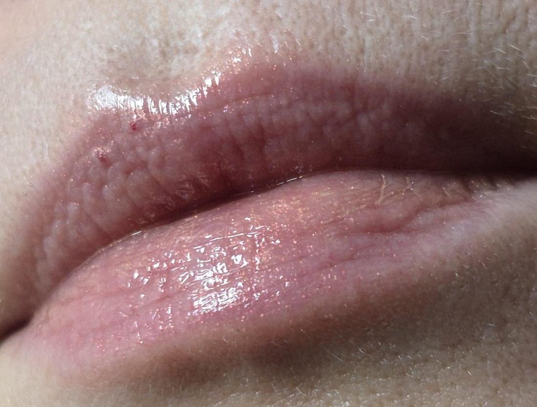 На гладких губах будет вообще огонь, но имеем, что имеем...