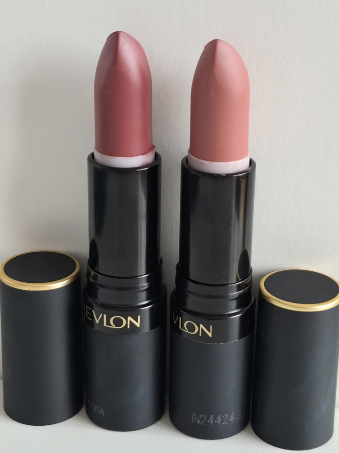 Помады были в достаточно активном использовании, но, как видно, стик сохранный, об патрон помады не трётся, закреплен хорошо, не ломается. 014 Shameless слева и 003 Pick Me Up справа