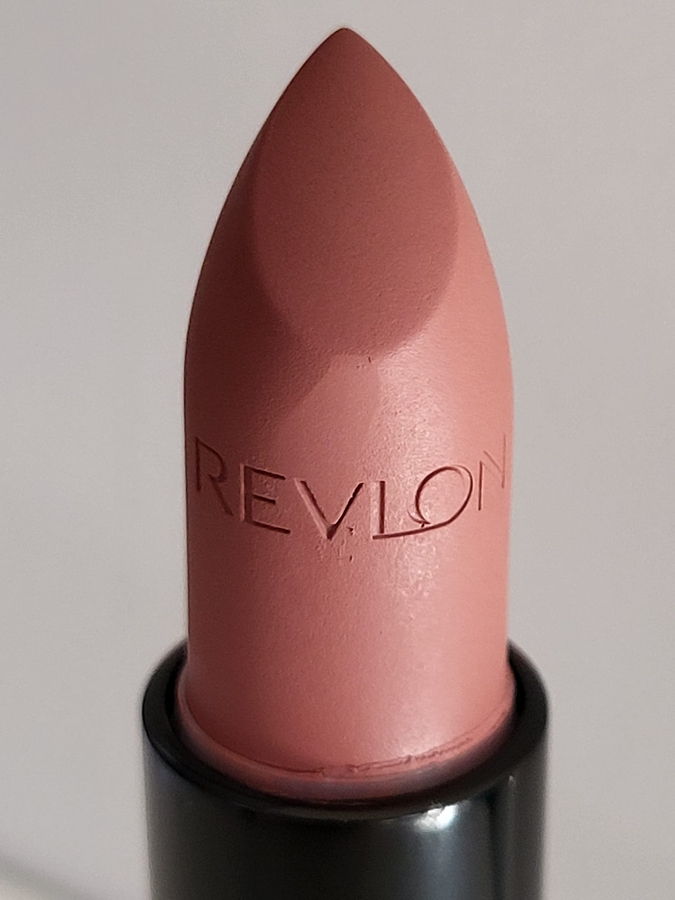 Имя бренда тиснением на стике помады. Oттенок Pick me up.