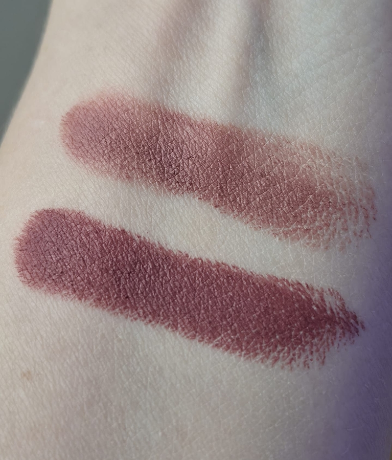 У окна в пасмурный день, дневное освещение. Оттенок холоднее, 014 Shameless внизу и 003 Pick Me Up вверху.