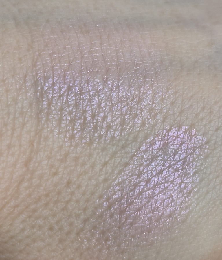 Кистью. В солнечный день, но в глубине комнаты при дневном освещении. Сверху растушёван, ниже сразу с кисти.