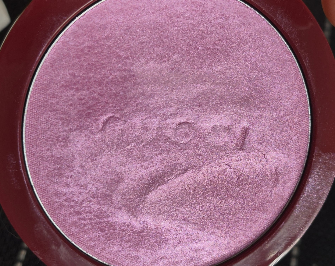 Не пылит, но края упаковки пачкаются. и ДА, поверхность деформируется почти сразу...