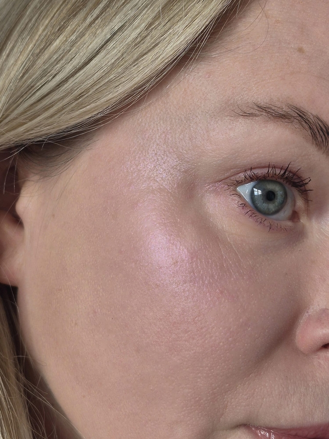 Возле окна в пасмурный день