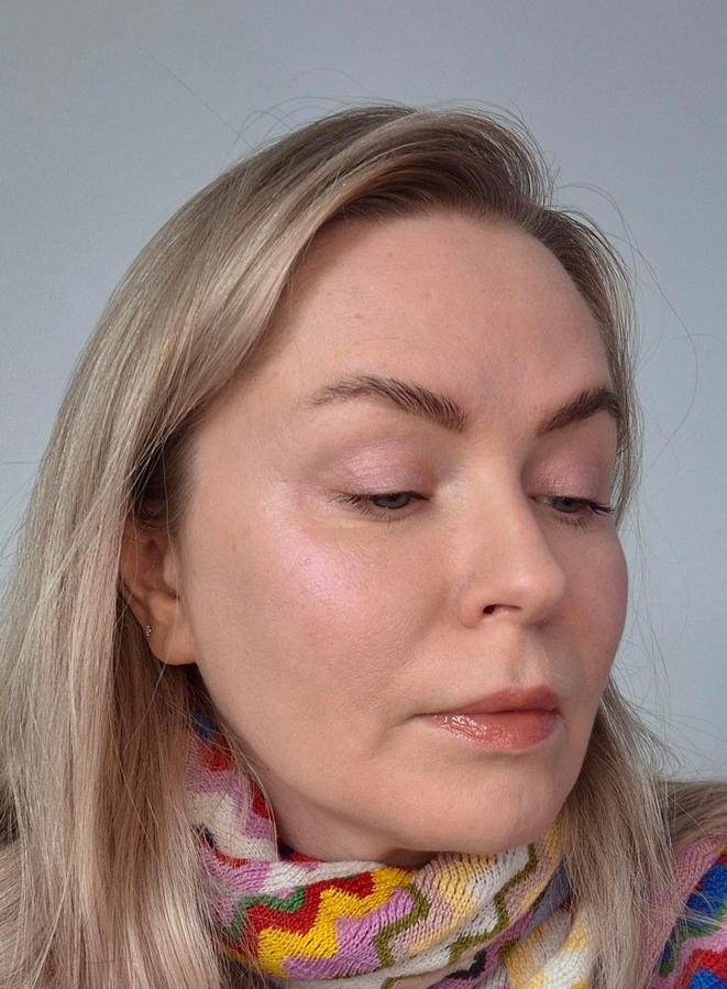 Здесь на скулы и на веки. Виден лишь слабый розовый отблик. Естественное освещение.