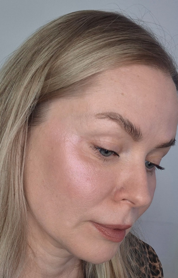 А здесь в комбинации с румянами Hourglass Mood exposure+Arctic pink только скулы-щеки