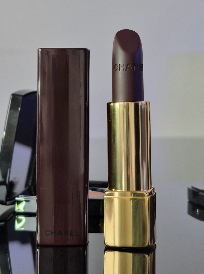 Всё тот же чёрно-красный футляр и очень тёмная, почти чёрная помада