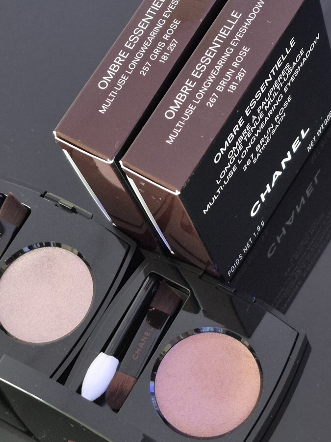 К теням всё также прилагается бархатный пыльник, спонж и мини кисть.