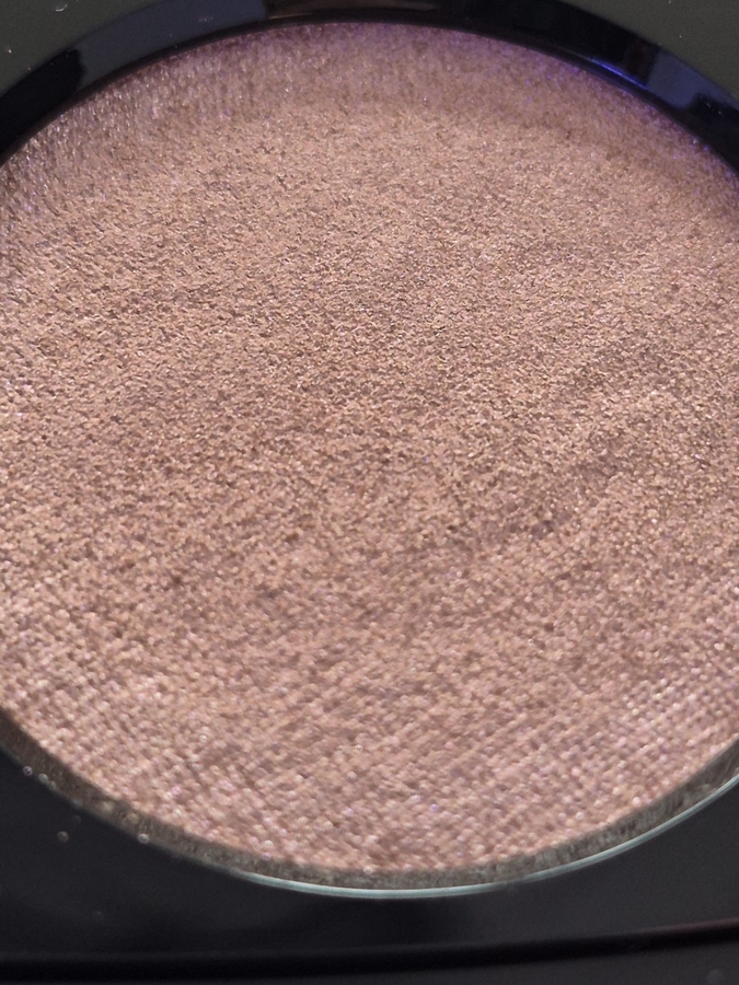 При дневном освещении, максимально близко к тому,что видит глаз в рефиле