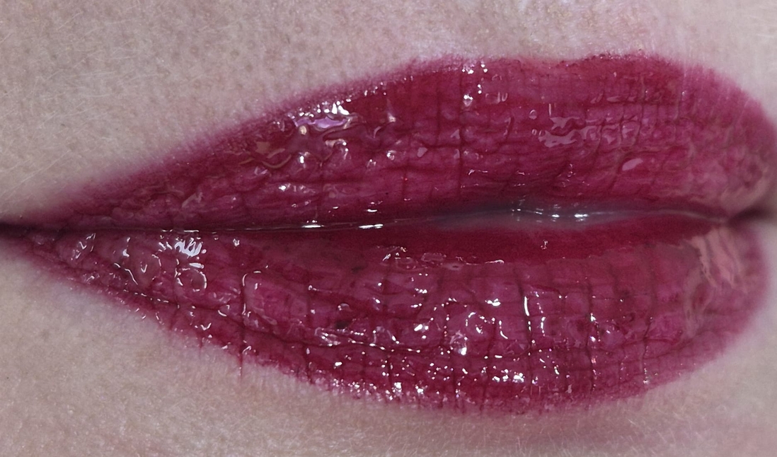 Поверх помады нанесен блеск Fenty. На мой взгляд - это плохо.