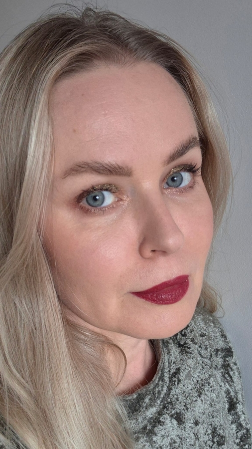 На фото в глубине комнаты помада выглядит тёмненькой, но на улице это снова какой-то розоватый оттенок.