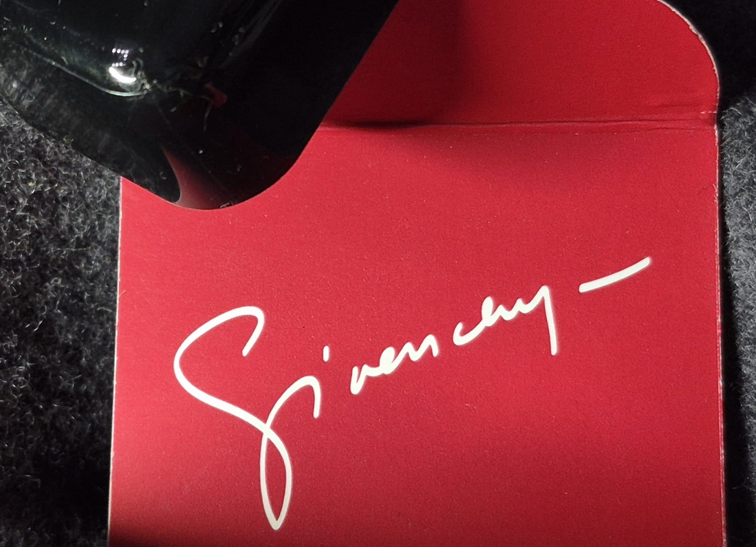 Факсимиле Юбера Живанши на упаковке парфюма