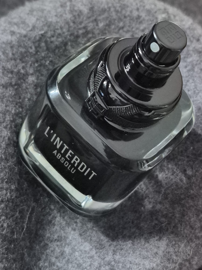 Он идеально чёрного цвета, даже распылитель.