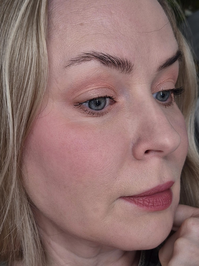 По итогу дня ( 18:00) - румяна на месте, их видно, но немного провалились в поры. На губах как и было до, суше не стало, но и лучше тоже нет. Обновила губы минут за 10-15 до фото после очередной чашки кофе. Сняла лицо достаточно близко, чтобы показать все нюансы