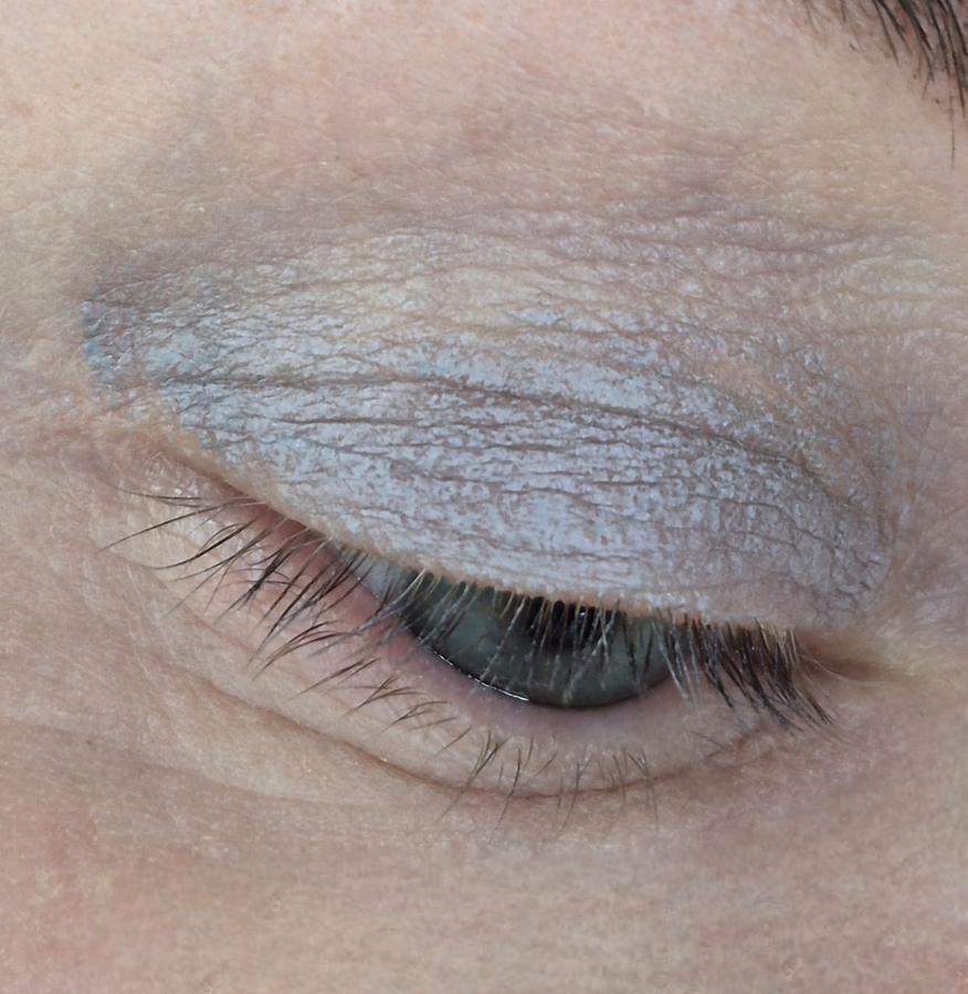 При всё этом - удивительно - но на веках не чувствуются, не стягивают, не сушат. Чудеса!