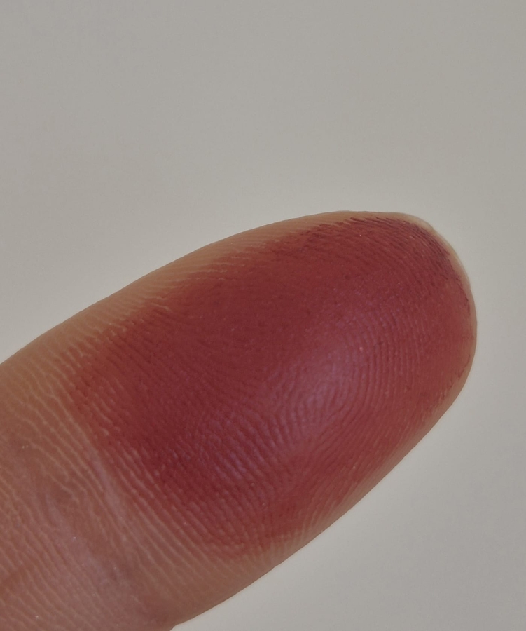 В комнате при естественном освещении.