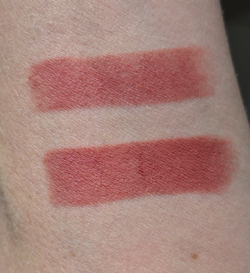 Вверху один слой. внизу - два. На солнце видет сатиновый отблеск, но он исчезнет в процессе носки помады.