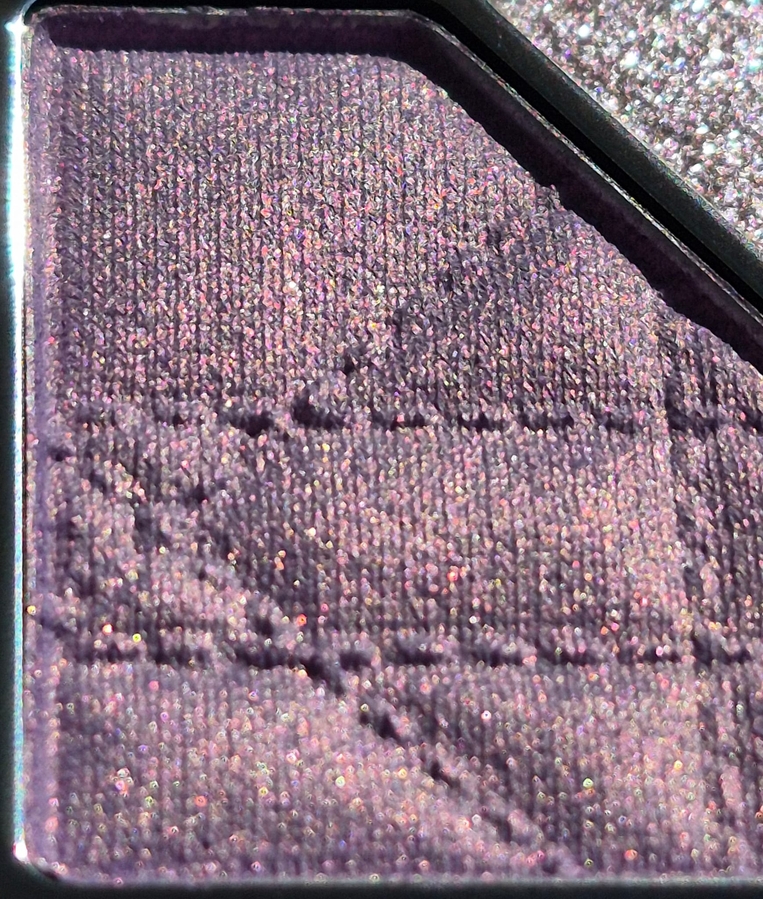 Нежный сиреневый на солнечном свете.