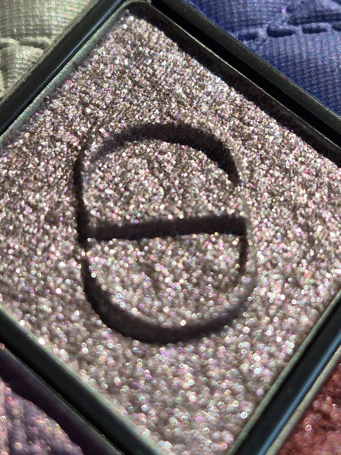 В нижней части в расфокусе видны переливы, хотя в рессованной части видится серо-коричневым с серебром.