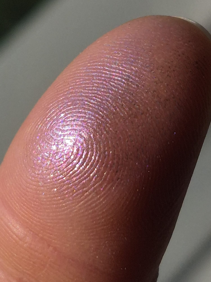 Оттенок состоит из мелких-мелких блесток.