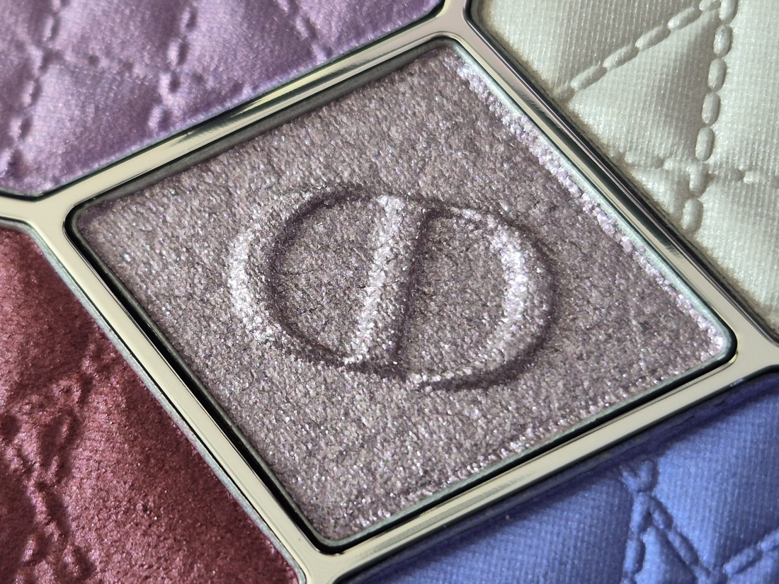 Скучный тауп на серебре.