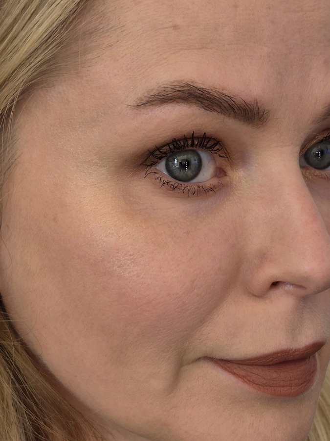 Хайлайтер нанесер около глаз и в верхней части щеки.