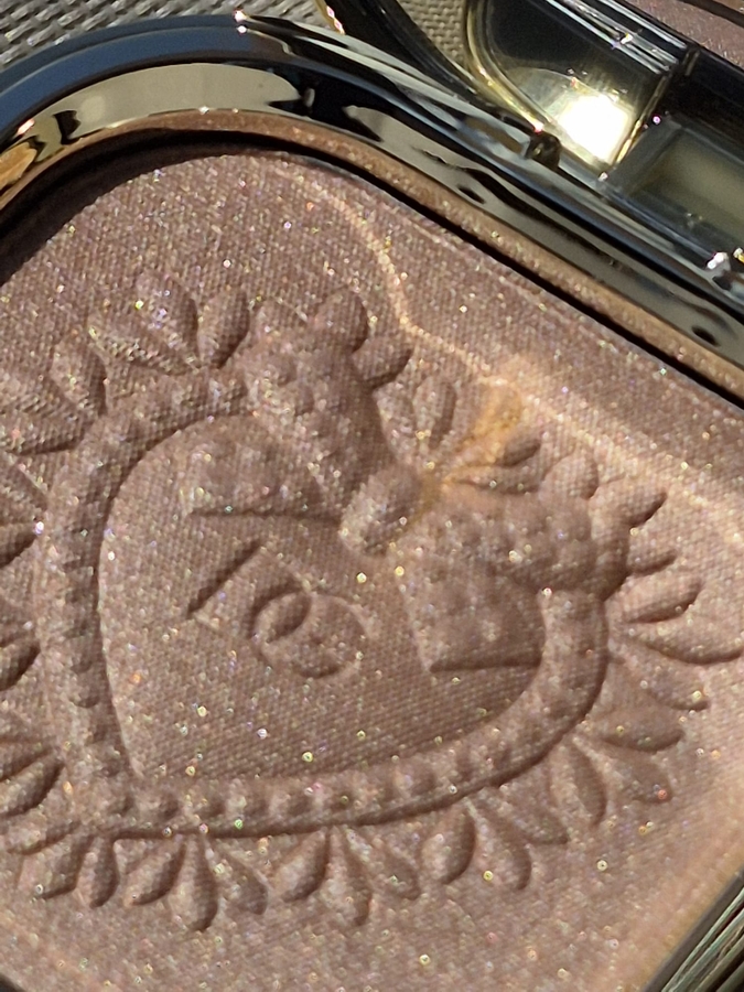 Я фанат это хайлайтера! Тиснение, кстати, при использование родной кисти, сохраняется неожиданно долго.