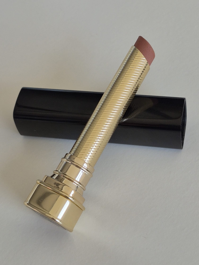 Оказалось, что стиком удобно пользоваться и он очень аккуратно "стачивается" - остается плоским. Ну или я так крашу губы)))