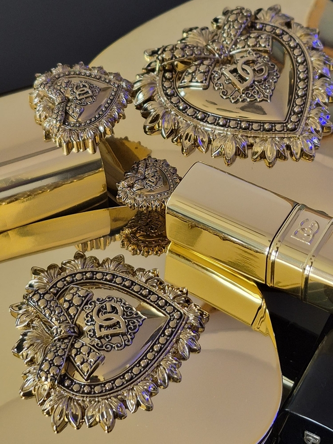 Даже на маленьком футляре туши красуется золотое сердце.