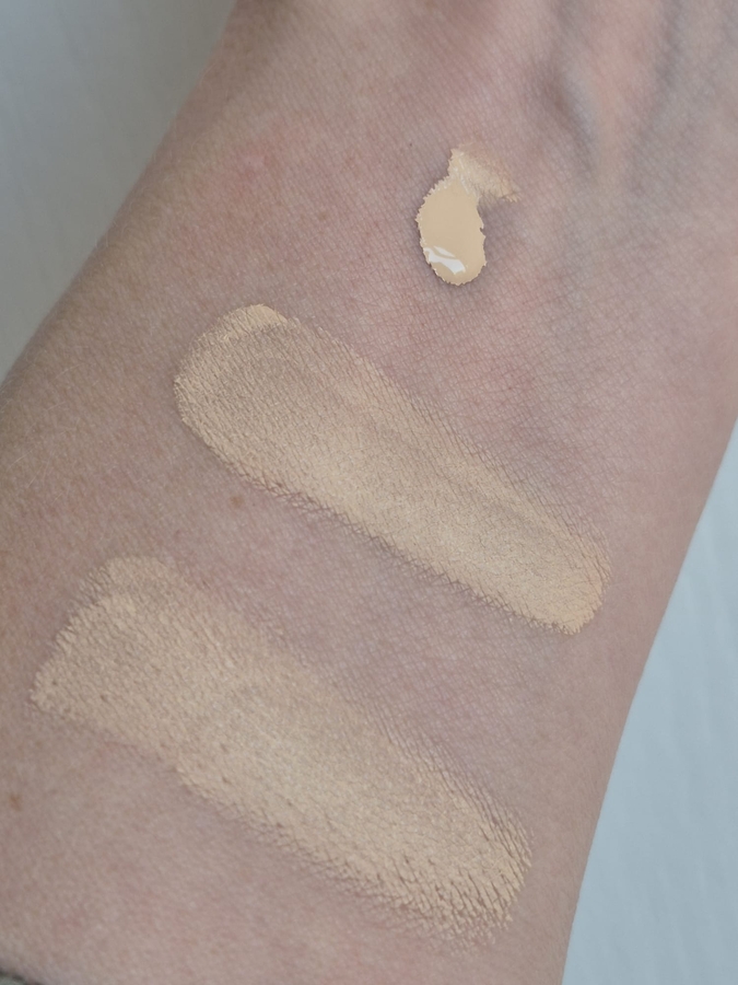 Капля при нанесении, в середине свежий свотч, ниже - через пару минут.