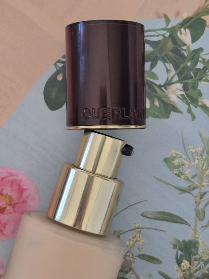 Носик дозатора пачкается. Или протирать каждый раз, или крышка будет иметь следы внутри.