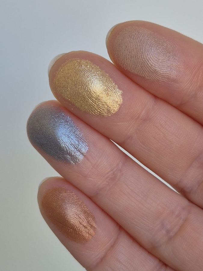 На пальцах идеально: блестит красиво, плотно набирается